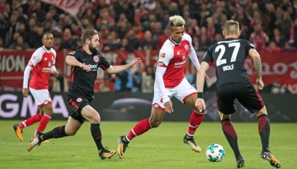  美因茨主帅临场换人精妙，绝地反击拿下三分