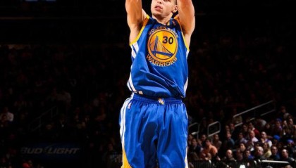  库里三分绝杀雷霆迎五连胜  