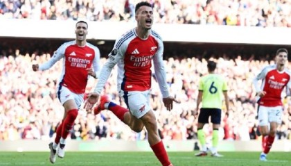  阿森纳门将低级失误，伯恩茅斯补时扳平抢关键一分  