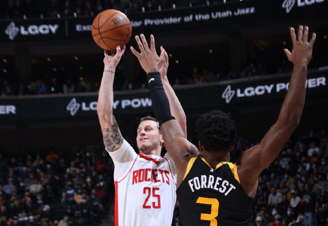  米切尔单节二十一分骑士击溃魔术